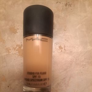MAC Studio Fix Fluid Foundation NW20
